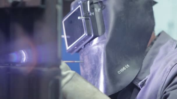 Soudeur au travail dans la métallurgie — Video