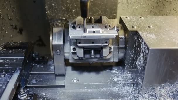 CNC-Fräsmaschine in einer Fabrik — Stockvideo