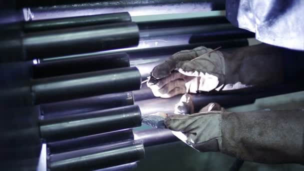 Сварщик за работой в металлургии — стоковое видео