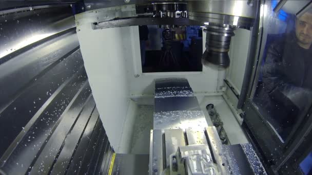 Fresadora CNC em uma fábrica — Vídeo de Stock