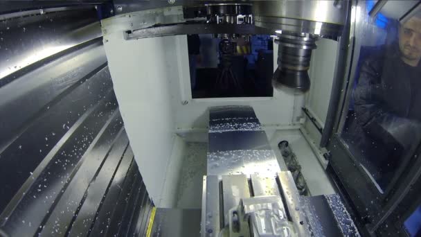 CNC-Fräsmaschine in einer Fabrik — Stockvideo