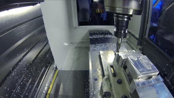 CNC-Fräsmaschine in einer Fabrik — Stockvideo