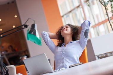 Mutlu genç işkadını molası