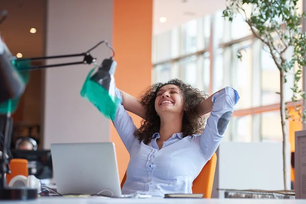 Jovem Empresária Feliz Tendo Pausa Relaxante — Fotografia de Stock