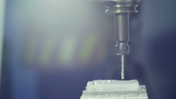 Fresadora CNC em uma fábrica — Vídeo de Stock