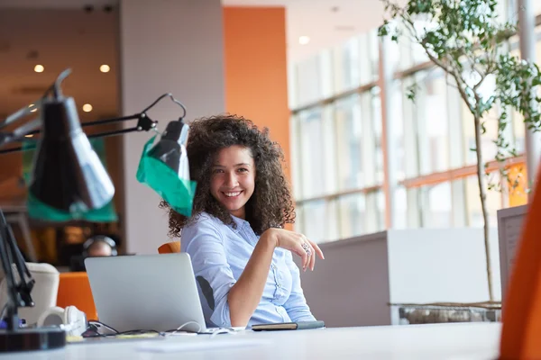 Mutlu genç iş kadını ofiste — Stok fotoğraf