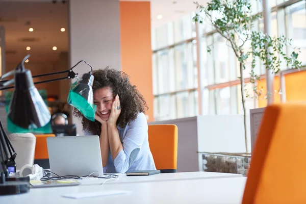 Gelukkig jonge zakenvrouw in het kantoor — Stockfoto