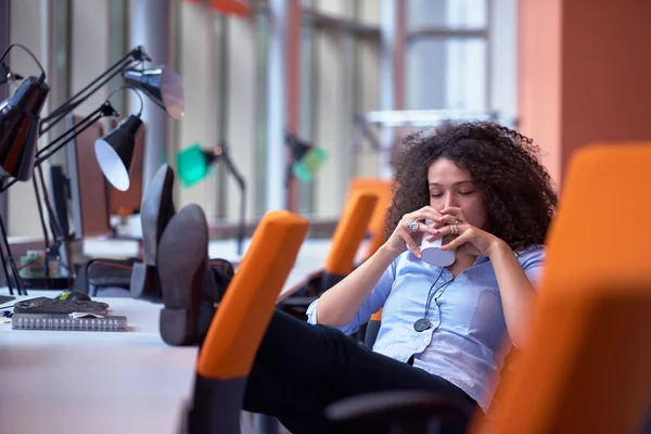 Zakenvrouw in het moderne kantoor — Stockfoto