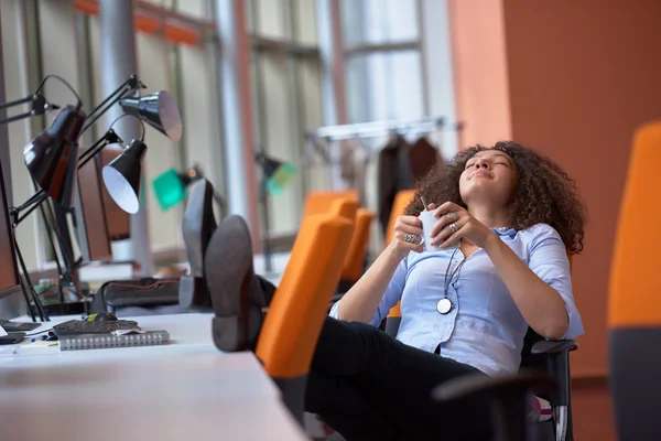 Gelukkig Jonge Zakenvrouw Het Moderne Kantoor — Stockfoto