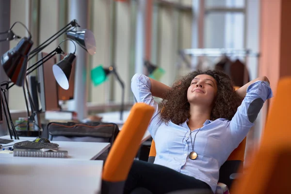 Geschäftsfrau im modernen Büro — Stockfoto