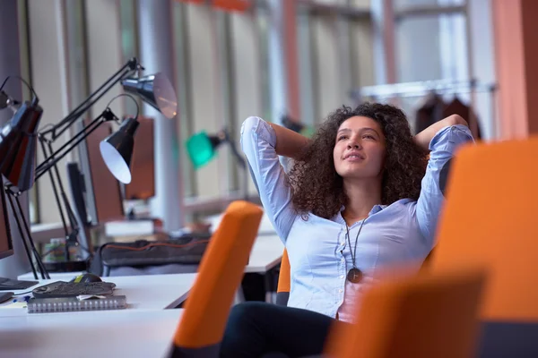 Femme d'affaires dans le bureau moderne — Photo