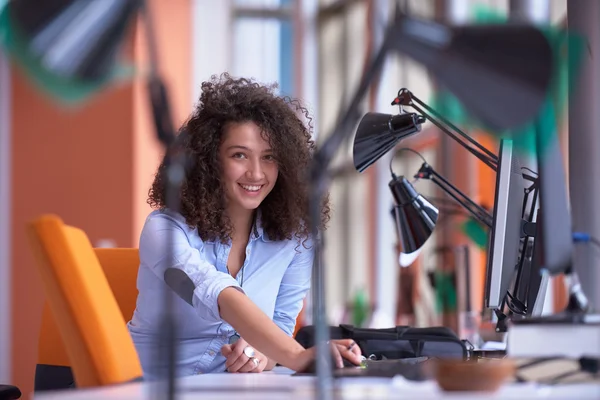 Felice Giovane Donna Affari Nell Ufficio Moderno — Foto Stock