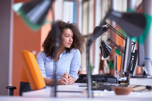 Empresária no escritório moderno — Fotografia de Stock