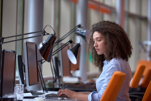 Modern ofis iş kadını — Stok fotoğraf