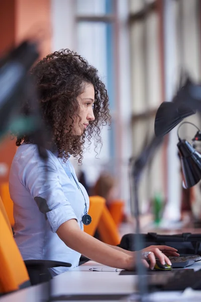 Geschäftsfrau im modernen Büro — Stockfoto