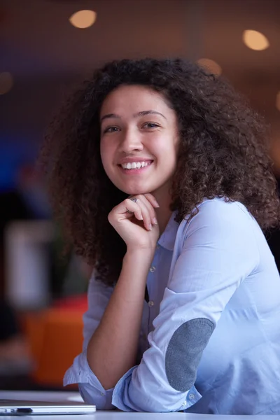 Femme d'affaires dans le bureau moderne — Photo