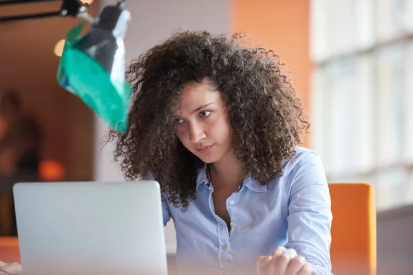 Geschäftsfrau im modernen Büro — Stockfoto