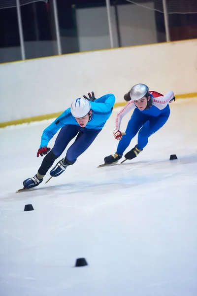 Unga idrottare hastighetsåkning på skridskor — Stockfoto