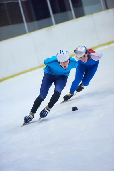 Unga idrottare hastighetsåkning på skridskor — Stockfoto