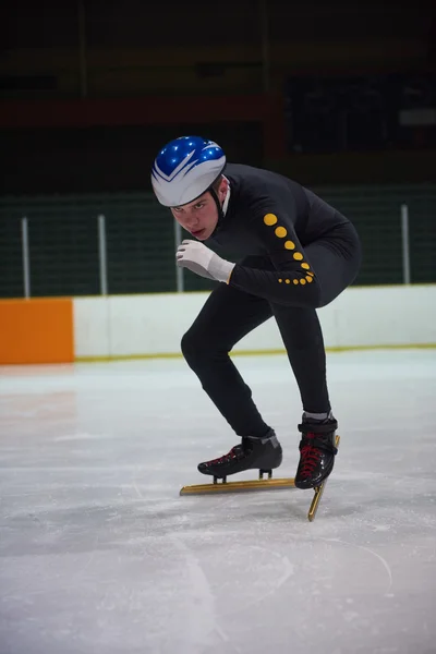 Unga idrottare hastighetsåkning på skridskor — Stockfoto