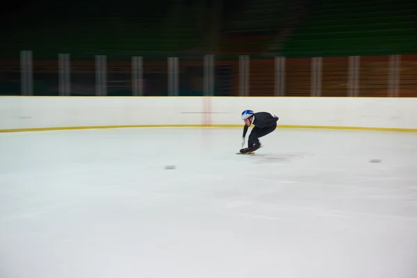 Jonge atleet schaatsen — Stockfoto