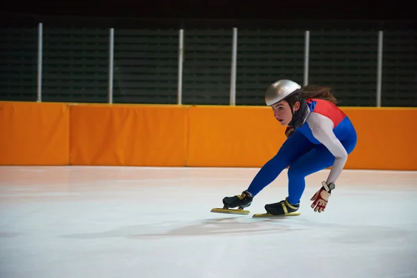 年轻运动员速度滑冰 — 图库照片