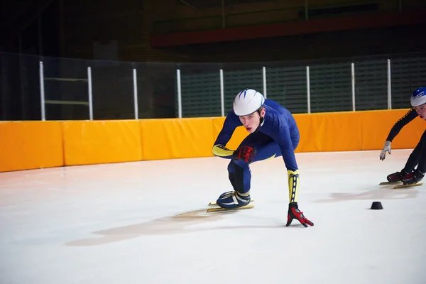 Unga idrottare hastighetsåkning på skridskor — Stockfoto