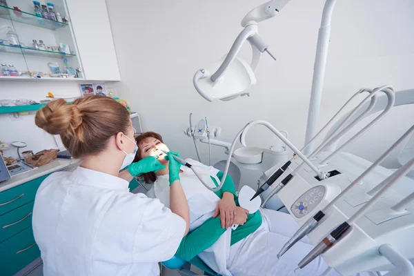 Mujer paciente en el dentista — Foto de Stock