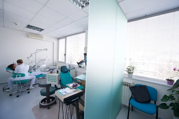 Mulher paciente no dentista — Fotografia de Stock