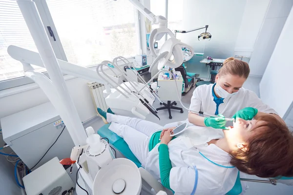 Vrouwelijke patiënt bij de tandarts — Stockfoto