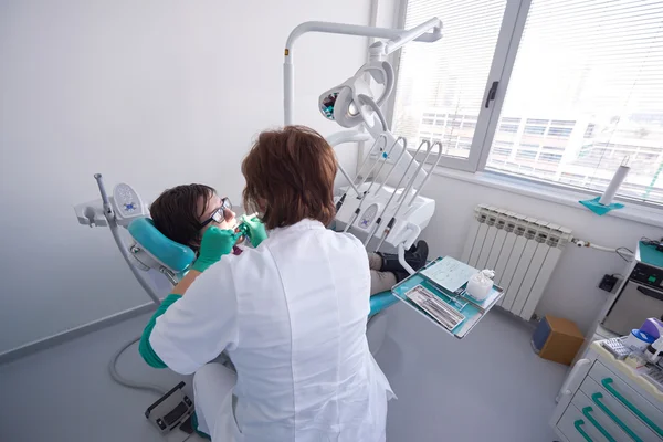 Mujer paciente en el dentista — Foto de Stock