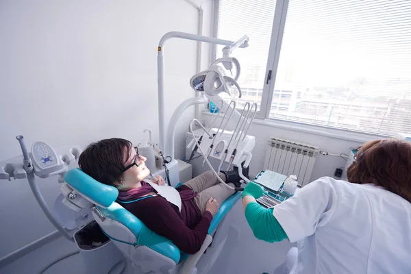 Mulher paciente no dentista — Fotografia de Stock