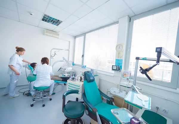 Mulher paciente no dentista — Fotografia de Stock