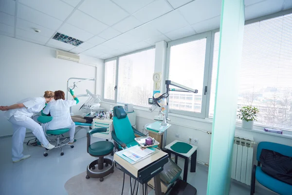 Mulher paciente no dentista — Fotografia de Stock