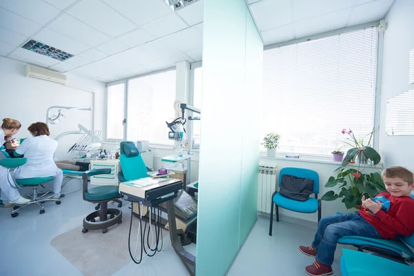 Mujer paciente en el dentista — Foto de Stock