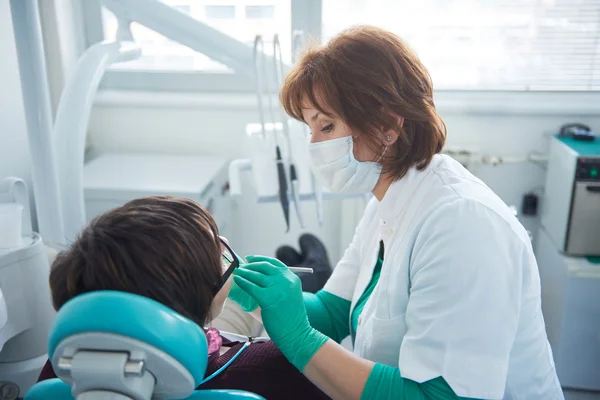 Close Van Een Patiënt Van Vrouw Tandarts Wordt Gecontroleerd — Stockfoto