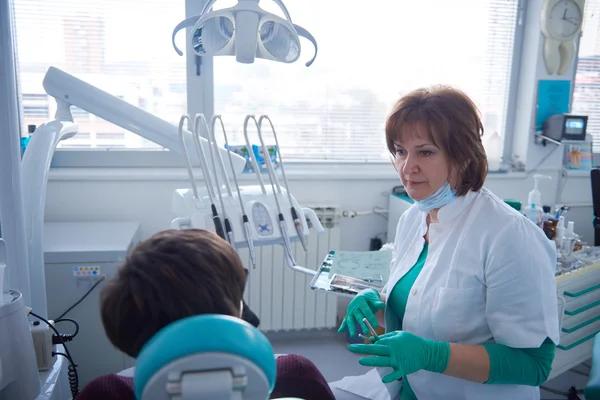 Mujer paciente en el dentista — Foto de Stock