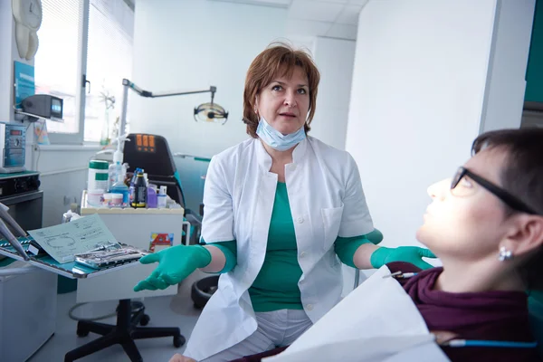 Close Van Een Patiënt Van Vrouw Tandarts Selectievakje Wachten Omhoog — Stockfoto