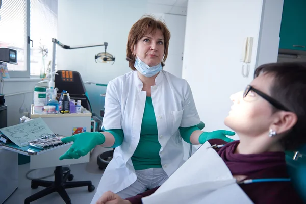 Mujer paciente en el dentista — Foto de Stock