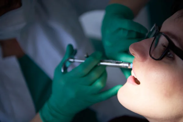 Patientin beim Zahnarzt — Stockfoto
