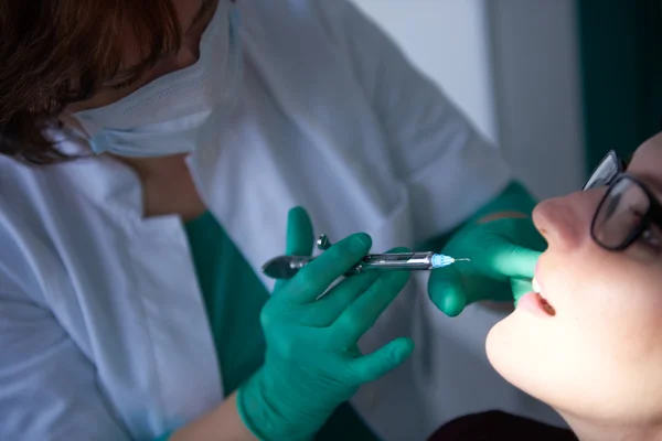 Primer Plano Una Paciente Dentista Que Está Siendo Revisada — Foto de Stock