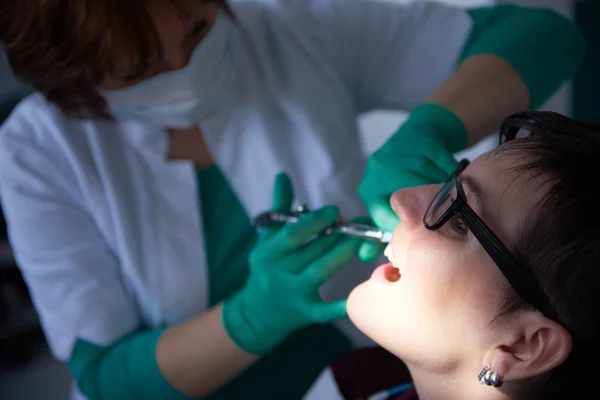 Close Van Een Patiënt Van Vrouw Tandarts Wordt Gecontroleerd — Stockfoto