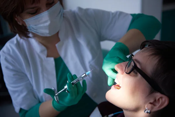 Mujer paciente en el dentista —  Fotos de Stock