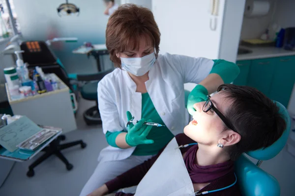 Mujer paciente en el dentista — Foto de Stock