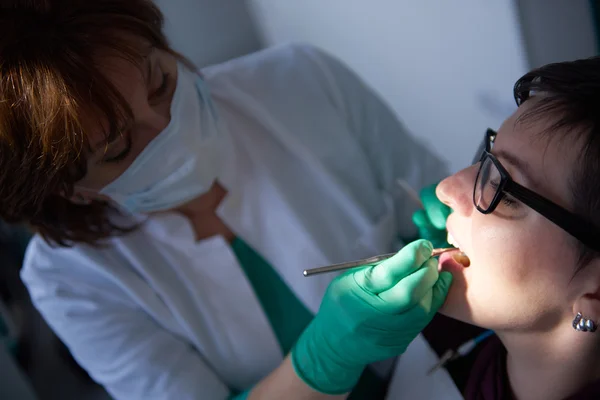 Mujer paciente en el dentista —  Fotos de Stock