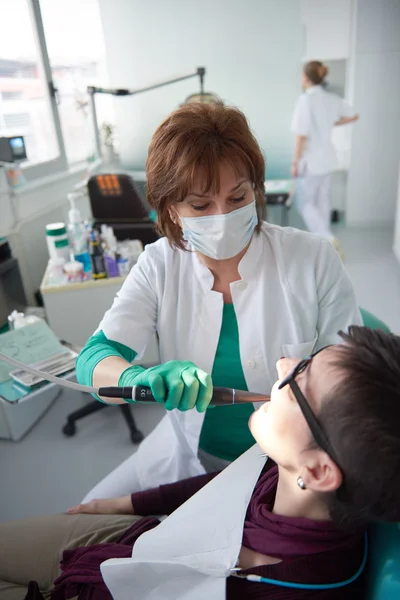 Primer Plano Una Paciente Dentista Que Está Siendo Revisada — Foto de Stock