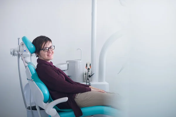 Kadın Hasta Onay Için Bekleyen Diş Hekimi — Stok fotoğraf