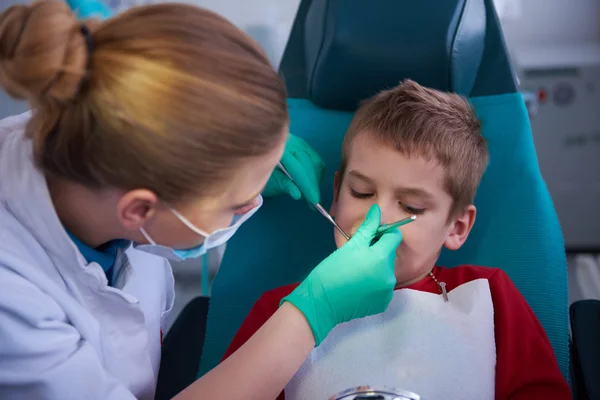 Kleiner Junge in einer Zahnarztpraxis — Stockfoto