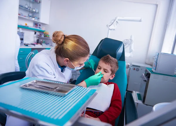 Kleiner Junge in einer Zahnarztpraxis — Stockfoto