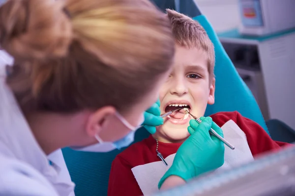 Kleiner Junge in einer Zahnarztpraxis — Stockfoto